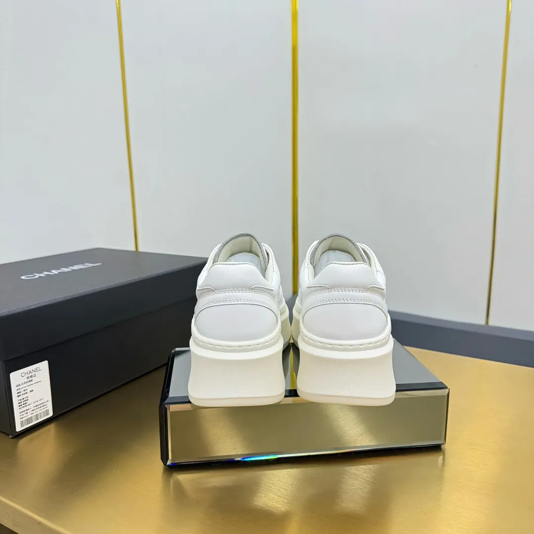 👟👟Ex-factory price 600👟👟 Upgraded version, upgraded version, upgraded version! No rebuttal accepted! ! ! ! Chanel Chanel panda shoes! 2025 counter's top casual sports shoes. This classic design; the upper is electro-embroidered with a variety of techniques; the outsole is fashionable and sporty; the unusual inclusion of a variety of color matching elements... The diversified mix and match is very good-looking and versatile, and can be used for leisure, fashion, sports, and outdoor... ꫛꫀꪝ Go➫ Materials: ❶Upper made of: original imported first-layer silk cowhide + original waterproof cloth + original first-layer cowhide ❷Inner lining: Original Yangli+Net ❸Outsole based on: Original TPU combination outsole Counter boutique packaging complete set for women 35–41 👉 👉